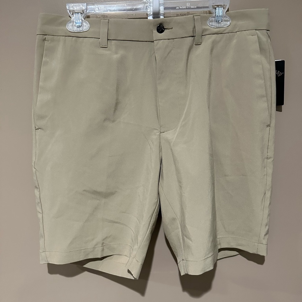 Men’s beige golf shorts. Size 34 BNWT Callaway